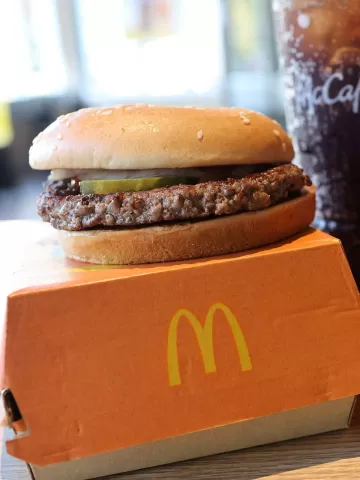 Sandu&iacute;che Quarter Pounder (conhecido no Brasil como Quarter&atilde;o) em loja do McDonald's em Nova York, EUA -  (crédito: Michael M. Santiago/Getty Images North America/Getty Images via AFP)