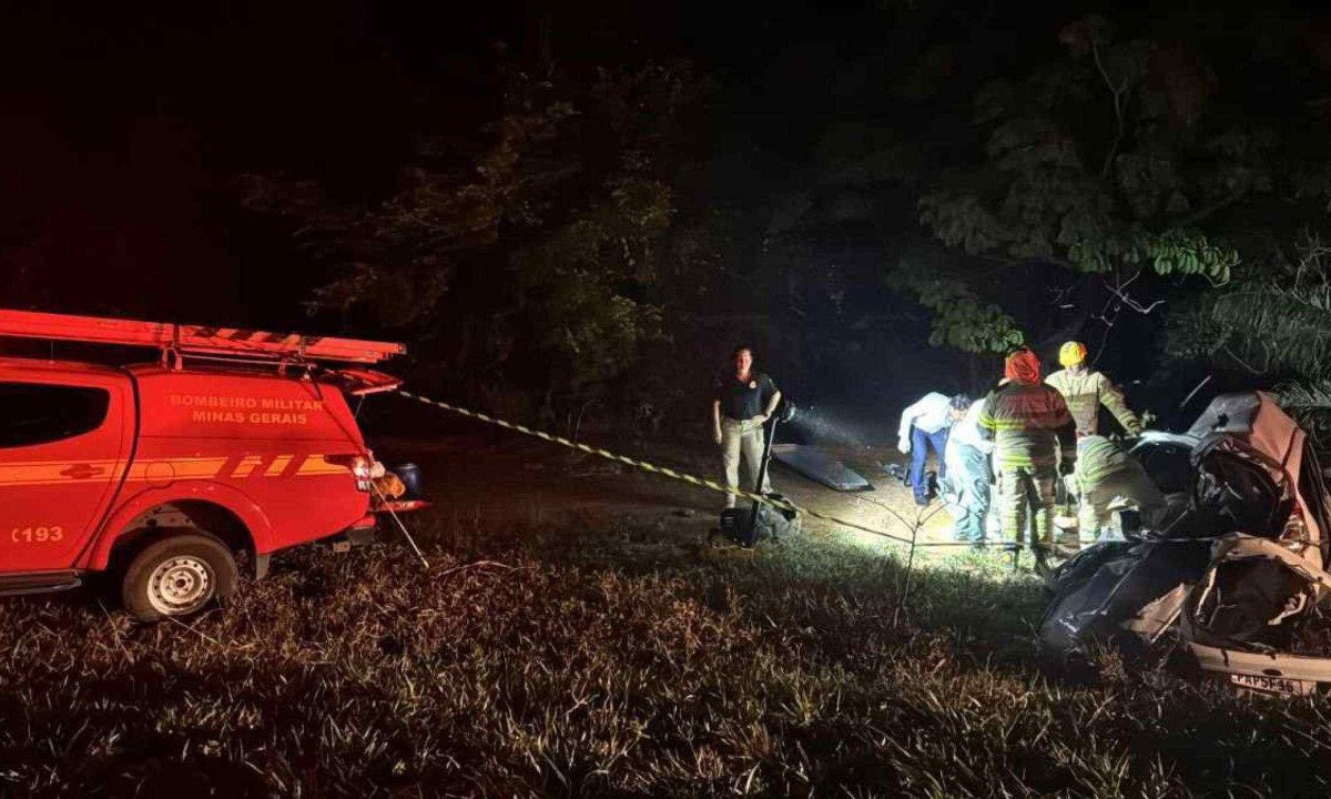 Corpo de Bombeiros foi acionado no final da tarde dessa quinta-feira (24/10) para atender ocorrência de acidente entre carro e carreta -  (crédito: CBMMG)
