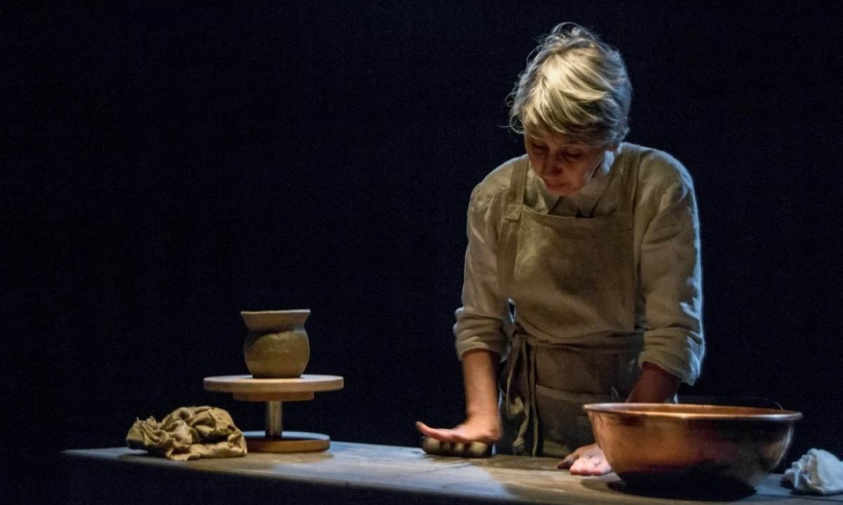 Encenado pelo grupo Teatro Diadokai, o monólogo com Priscilla Duarte é uma adaptação a partir do romance "A caverna", de José Saramago -  (crédito: Maria Duarte/Divulgação)