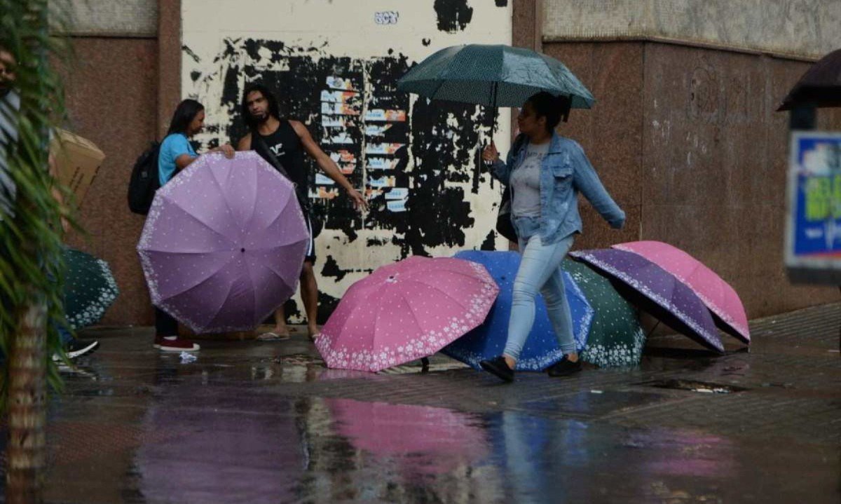 Segundo o monitoramento da Defesa Civil, chove de 2,6 a 5 mm por cinco minutos sobre a regional -  (crédito: Túlio Santos/EM/D.A Press)