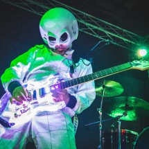 Guitarrista Beto Lefevre estreia espetáculo Alien Guitar - DINO