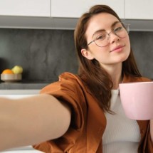 O que o famoso cafezinho de todo dia tem a ver com a saúde da coluna? - Freepik