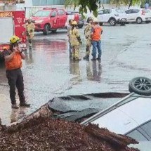 Asfalto cede e cratera "engole" carro durante chuva forte em Brasília (DF) - Reprodução