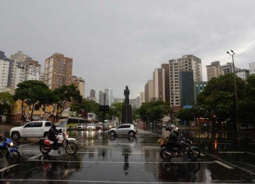 Minas Gerais está sob alerta de chuva intensa até as 10h de sábado (26/10) -  (crédito: Túlio Santos/EM/D.A Press)