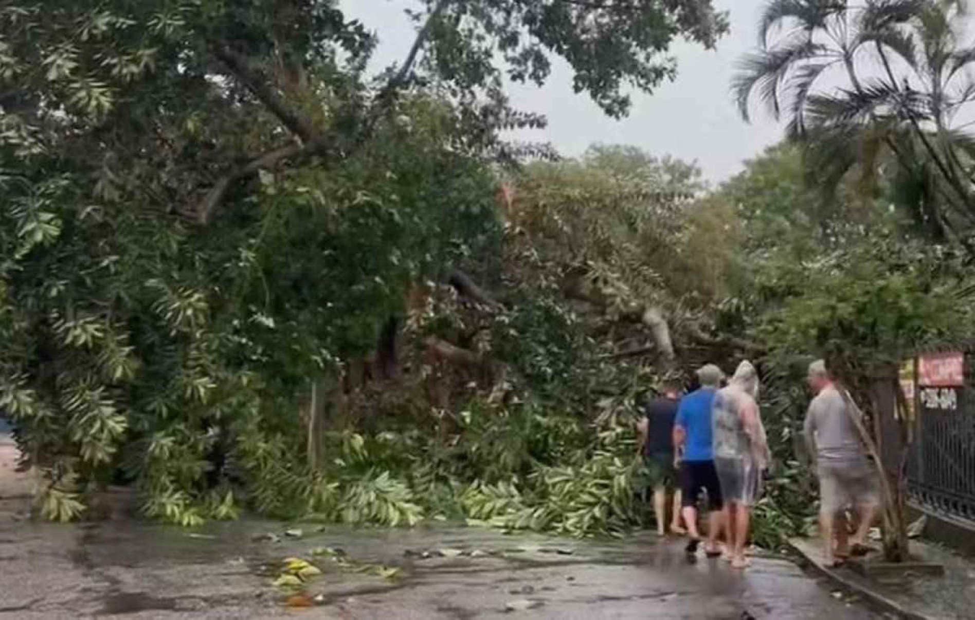 Tempestade deixa 3 mortos, navio à deriva e ruas alagadas no Rio