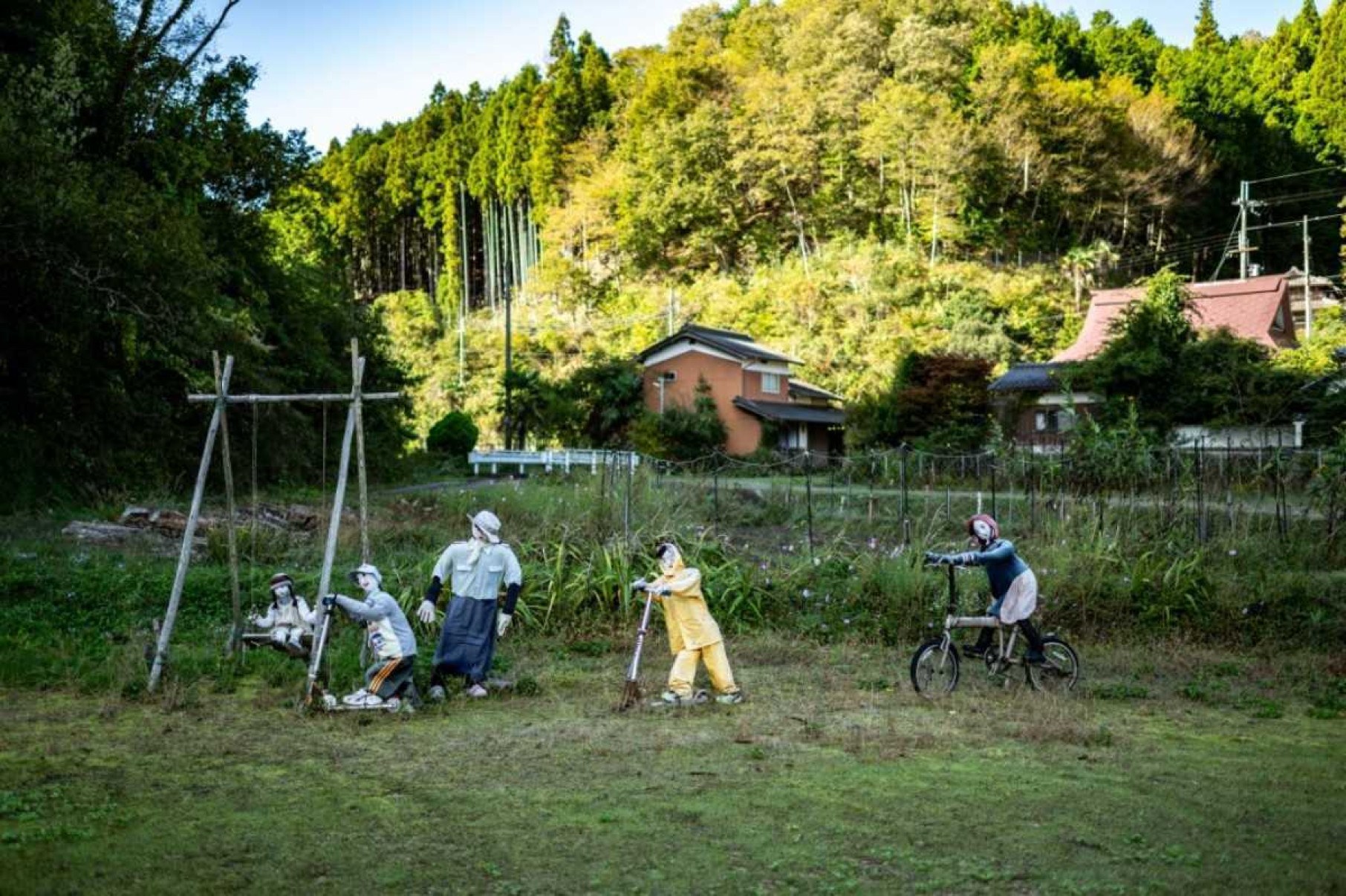  Bonecos foram espalhados por Ichinono para amenizar o sentimento de solidão na cidade japonesa, que só tem uma criança