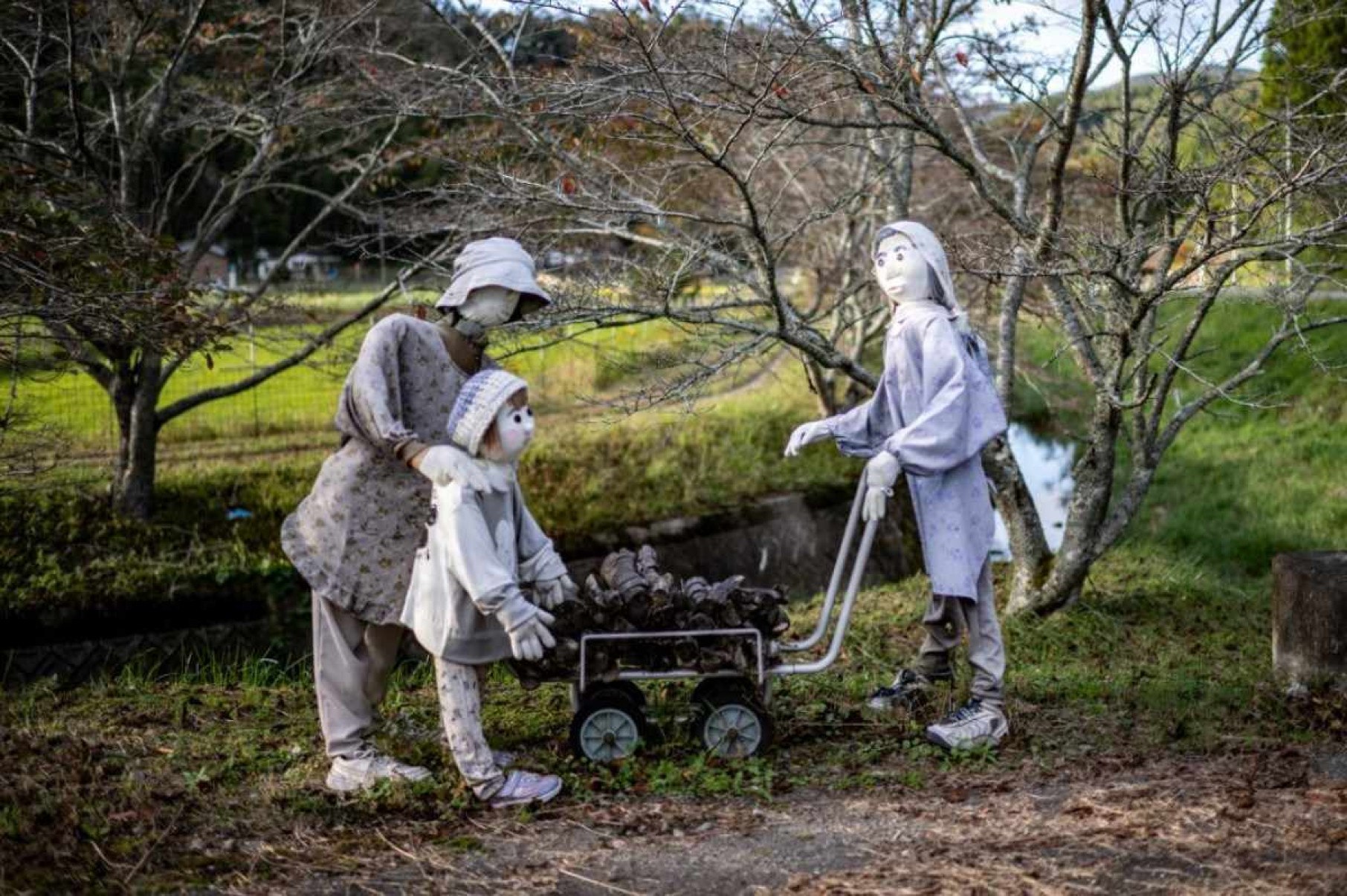 A pequena cidade com uma criança e dezenas de bonecos no Japão