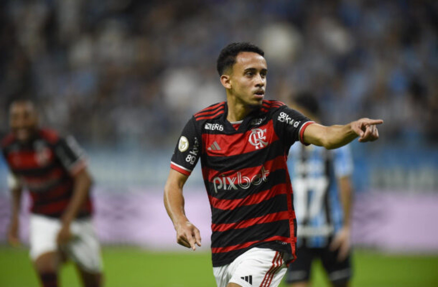 Mulher relata ameaças após vídeo íntimo com Matheus Gonçalves, do Flamengo