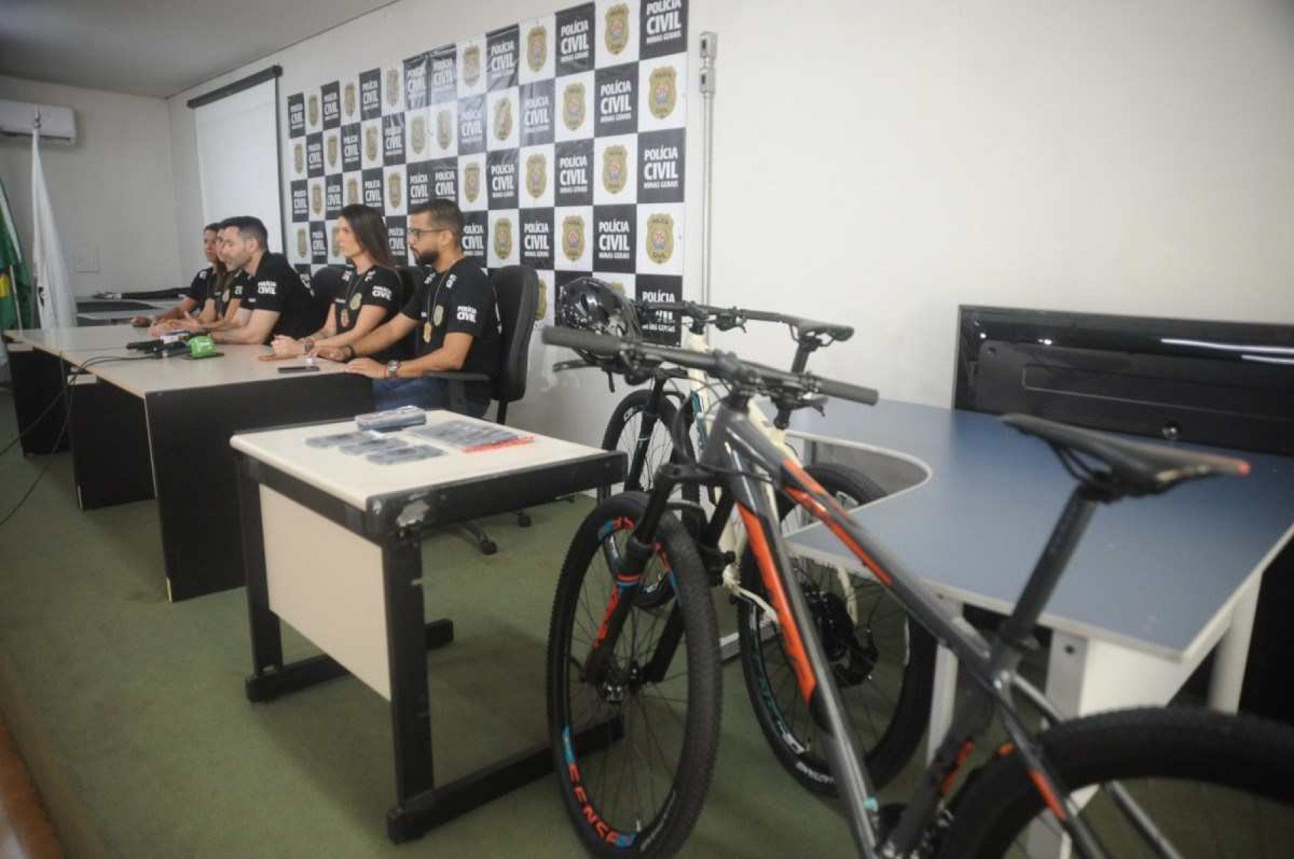 Presos em BH integrantes de quadrilha que roubava Iphones usando bicicleta