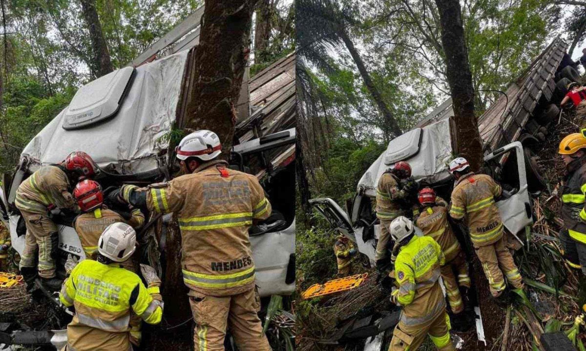 Motorista ficou coma a perna presa no painel do caminhão -  (crédito: Divulgação/CBMMG)