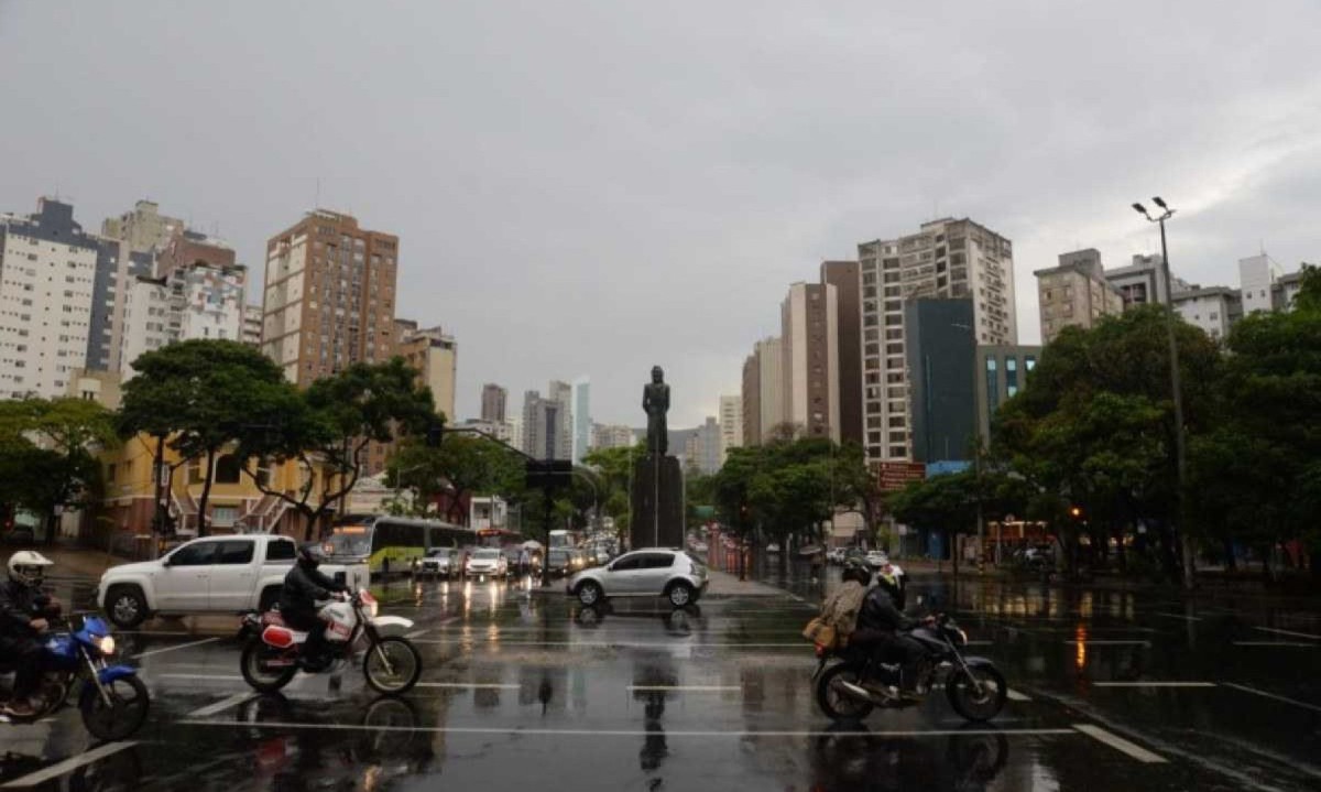 Defesa Civil informa sobre a expectativa de um volume de chuva entre 20 a 30 mm, nível tido como intenso -  (crédito: Túlio Santos/EM/D.A Press)