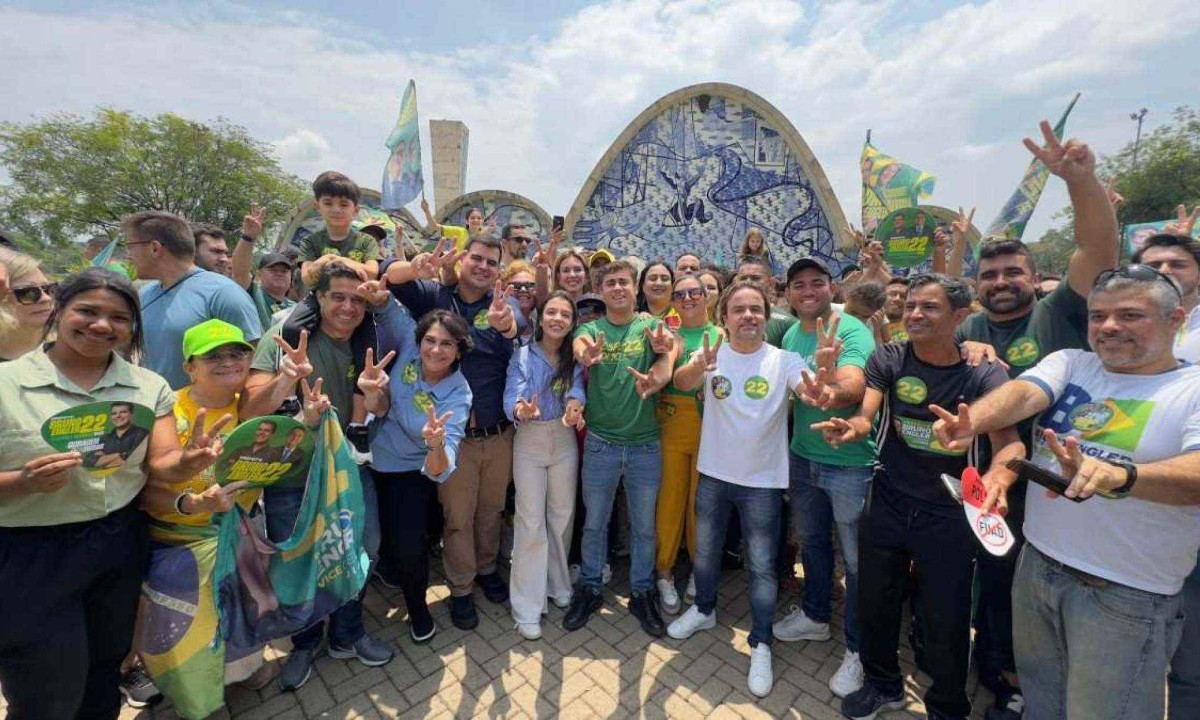 Engler caminhou com apoiadores na Pampulha e pediu para que convençam os indecisos neste domingo (27/10) -  (crédito: Ramon Lisboa/EM/D.A Press)