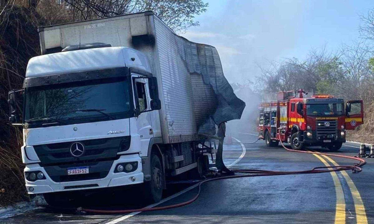 Motorista do caminhão não se feriu -  (crédito: Divulgação/CBMMG)