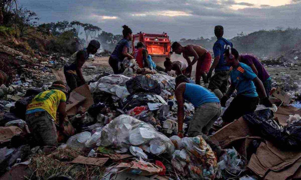 Pacaraima, Roraima. Na foto, catadores venezuelanos vasculham o lixo em um aterro sanitário, em Paracaima, na fronteira com a Venezuela, em 28 de fevereiro de 2019 -  (crédito: Nelson Almeida/AFP)