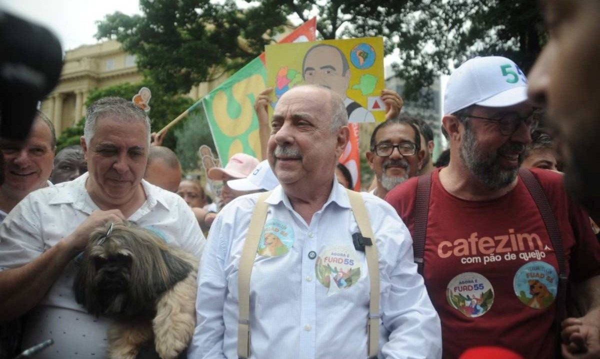&Uacute;ltima agenda de campanha do prefeito Fuad Noman foi na Pra&ccedil;a da Liberdade, na Regi&atilde;o Centro-Sul de BH -  (crédito: Alexandre Guzanshe/EM/D.A Press)