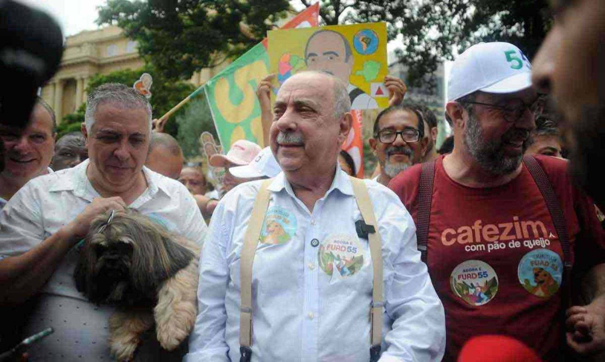 Fuad Noman participou de "cãominhada" na Praça Liberdade, onde criticou o adversário -  (crédito: ALEXANDRE GUZANSHE/EM/D.A PRESS)