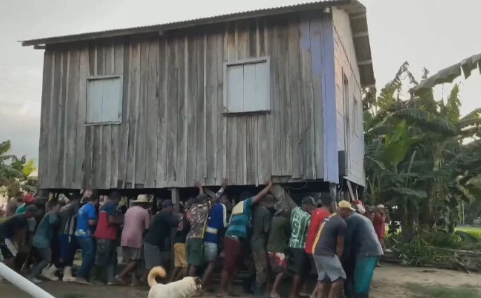 Já viu isso? Moradores se juntam para carregar casas com os braços! - Reprodução TV Globo