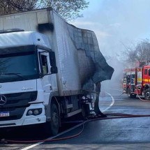 Caminhão tem carga destruída por incêndio em cidade mineira - Divulgação/CBMMG