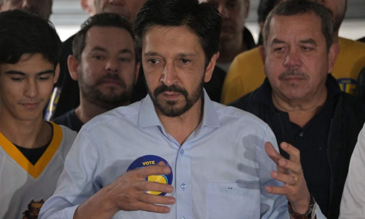  Sao Paulo city mayor and candidate for re-election Ricardo Nunes (L), of the Movimento Democratico Brasileiro (MDB), gives a press conference after voting during the municipal elections runoff in Sao Paulo, Brazil, on October 27, 2024. Brazilians vote this Sunday in the second round of municipal elections, a test for the forces led by the leftist Lula and the far-right Jair Bolsonaro in the run-up to the 2026 presidential elections. (Photo by Nelson ALMEIDA / AFP)
      Caption  -  (crédito:  AFP)