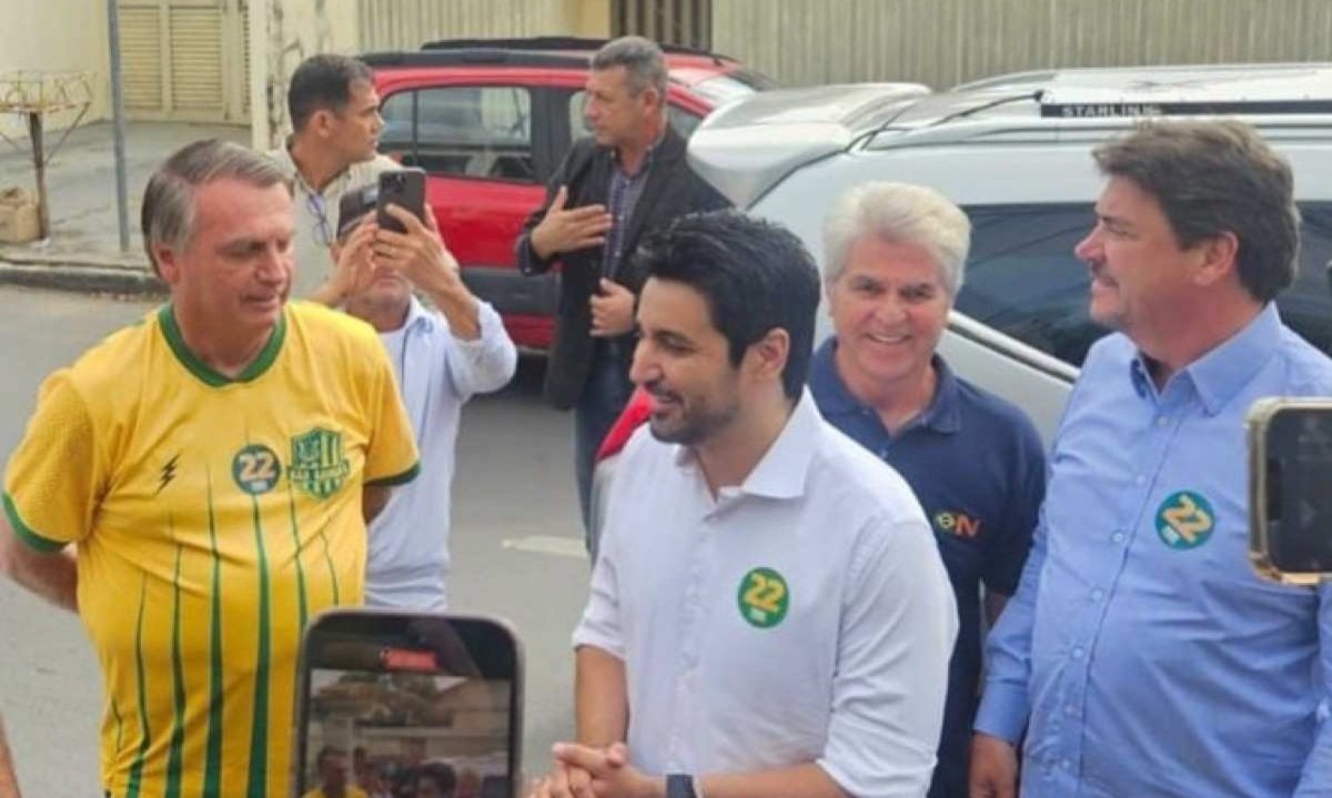 Fred Rodrigues (centro) é o candidato de Jair Bolsonaro (esquerda) na capital de Goiás -  (crédito:  Iracema Rabelo/X/Reprodução)