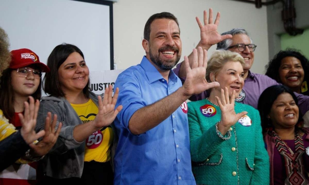 Candidato à prefeitura de São Paulo, Guilherme Boulos (PSOL), votou no CEU Campo Limpo, zona sul da capital paulista, neste domingo (27), acompanhado da candidata a vice, Marta Suplicy
       -  (crédito:  Nino Cirenza/Ato Press/Folhapres)