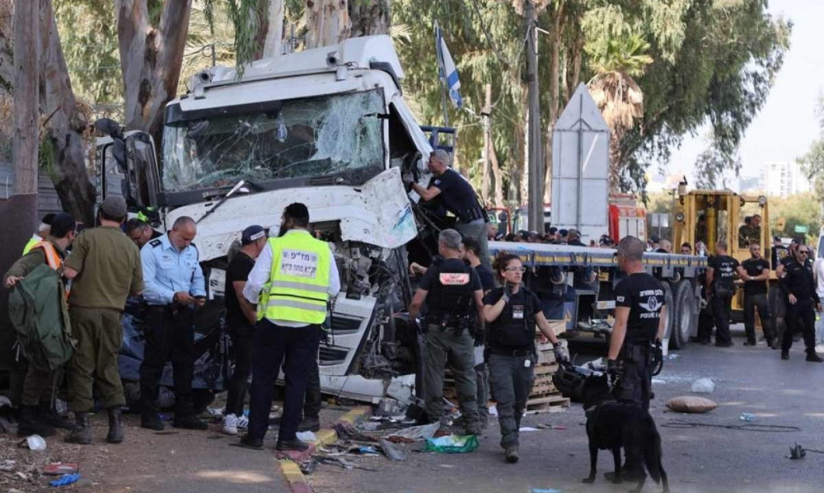 Polícia israelense e equipes de emergência protegem o caminhão depois que um motorista bateu com seu veículo em uma multidão em um ponto de ônibus em Ramat Hasharon
       -  (crédito: Jack GUEZ / AFP)