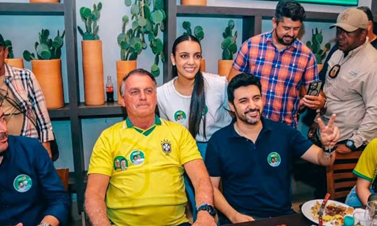 Fred Rodrigues (à direita) ao lado do ex-presidente Jair Bolsonaro, durante almoço em Goiânia -  (crédito: Divulgação/11-10-2024)