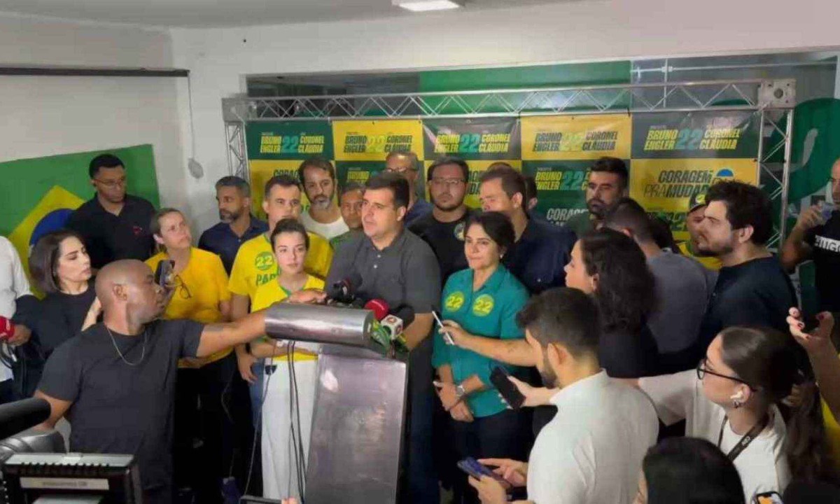 Engler discursa para apoiadores após ter confirmada a derrota no segundo turno em BH -  (crédito: Ramon Lisboa/EM/D.A Press)
