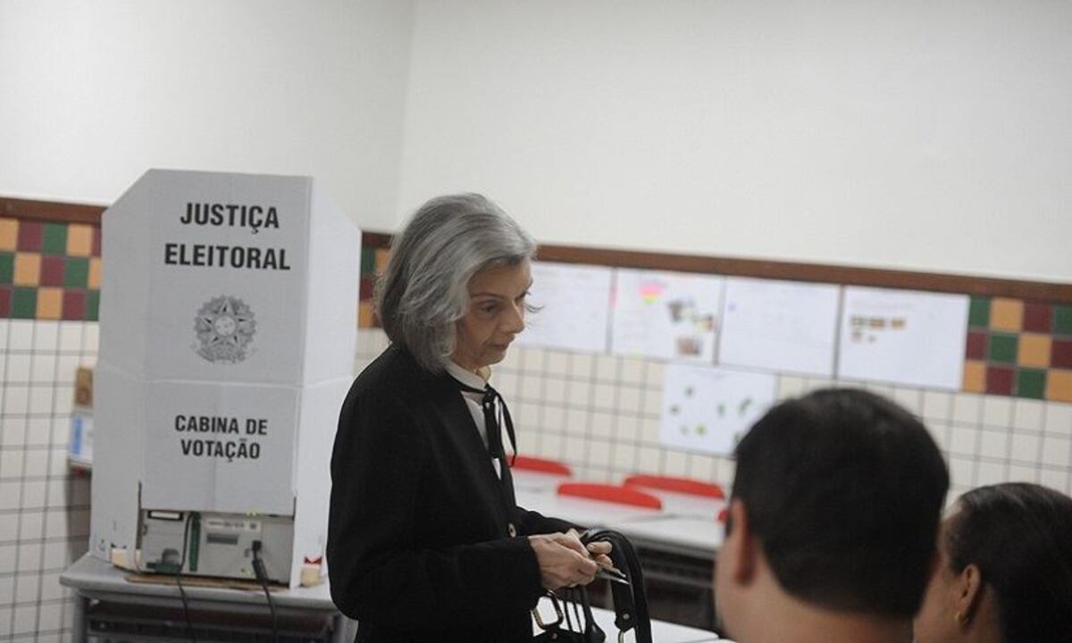 Depois de enfrentar uma fila, a ministra Cármen Lúcia foi a primeira a votar na 91ª Seção da 33ª Zona Eleitoral -  (crédito: Alexandre Guzanche/EM/D. A. Press)