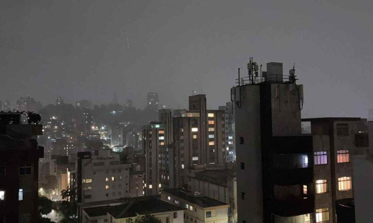 No Bairro Santo Antônio, na Região Centro-Sul de BH, moradores registraram forte chuva durante noite deste domingo (27/10) -  (crédito: Mariana Costa / EM / D.A Press)