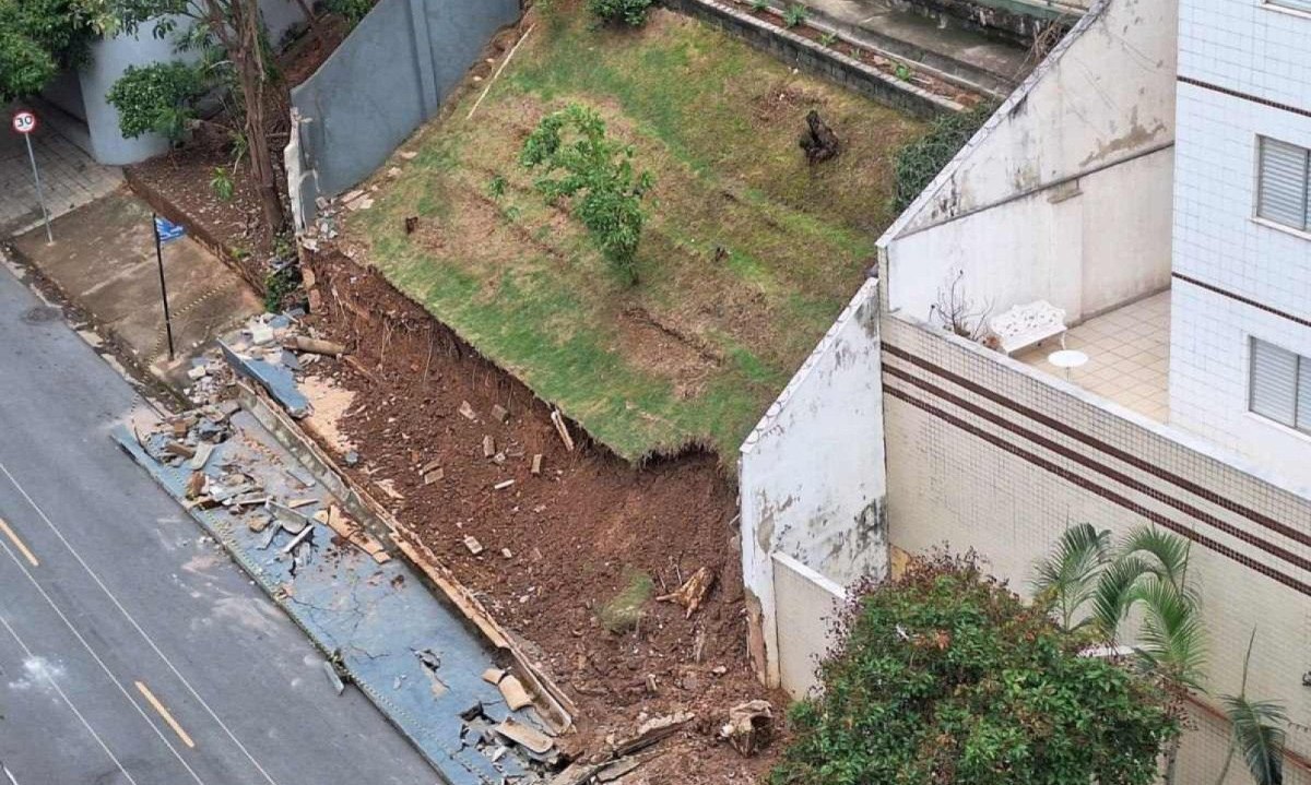 Na manhã deste domingo foi possível ver a extensão do estrago provocado pela queda do muro  -  (crédito: Vera Schmitz/EM/D.A. Press)