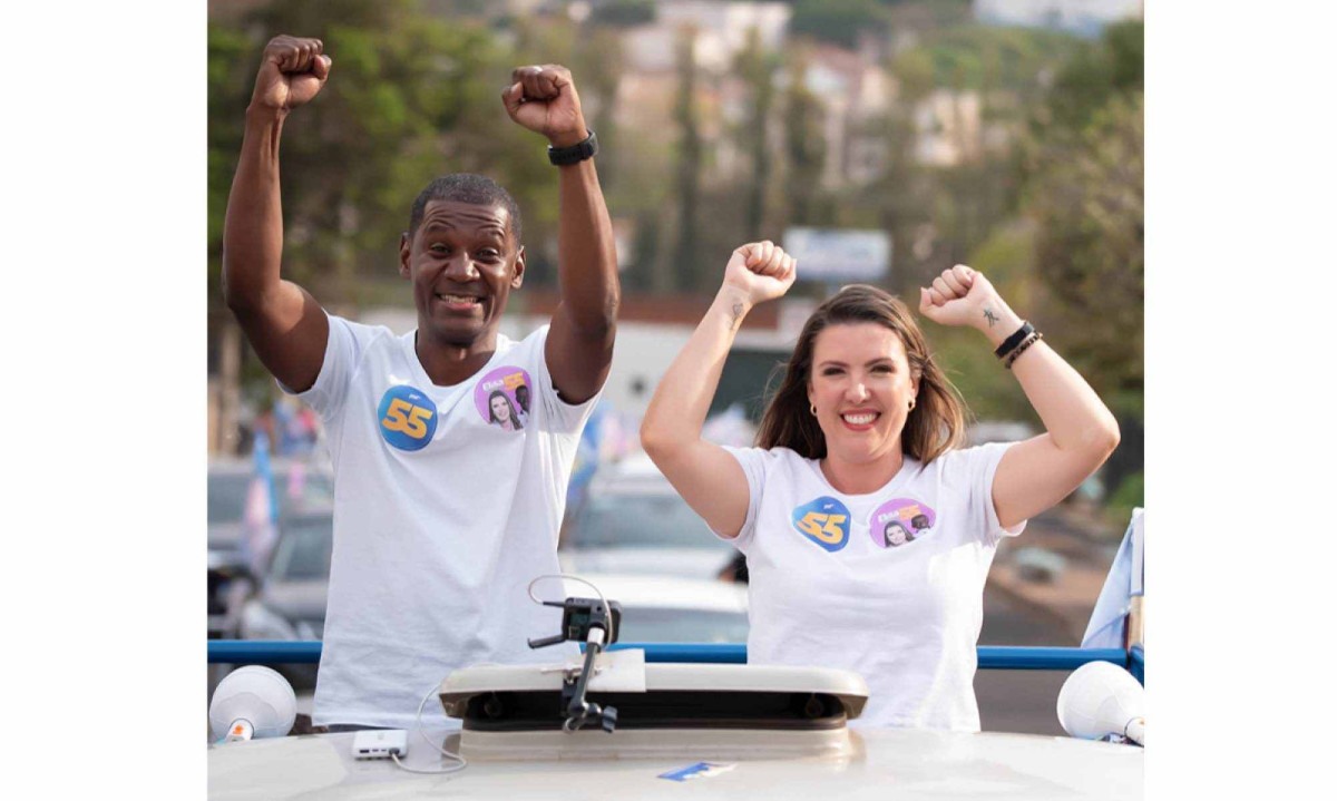  A prefeita Elisa Ara&uacute;jo (PSD) e o vice-prefeito o radialista Mauricinho de S&aacute; (Mobiliza) durante campanha eleitoral pelas ruas de Uberaba -  (crédito: Andr&eacute; Santos)