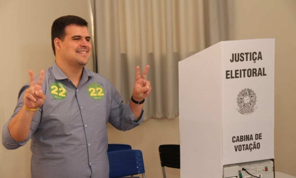 O candidato do PL, Bruno Engler, vota na Escola SEB Sagrado (antigo Sagrado Cora&ccedil;&atilde;o de Maria), no Bairro Serra, na manh&atilde; deste domingo -  (crédito: Jair Amaral / EM / D.A Press)