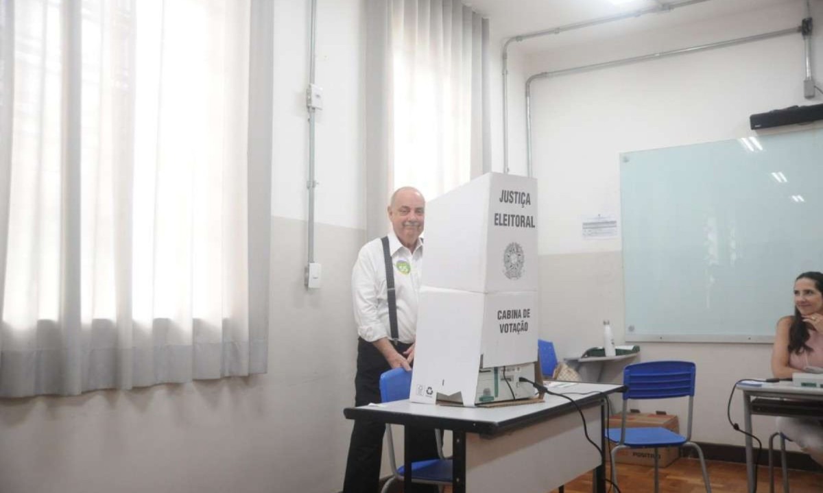 O prefeito Fuad Noman (PSD) vota no Colégio Decisão (antigo Izabela Hendrix), no Bairro de Lourdes, Região Centro-Sul de BH, neste domingo (27/10)  -  (crédito: Alexandre Gusanche/EM/D.A Press)