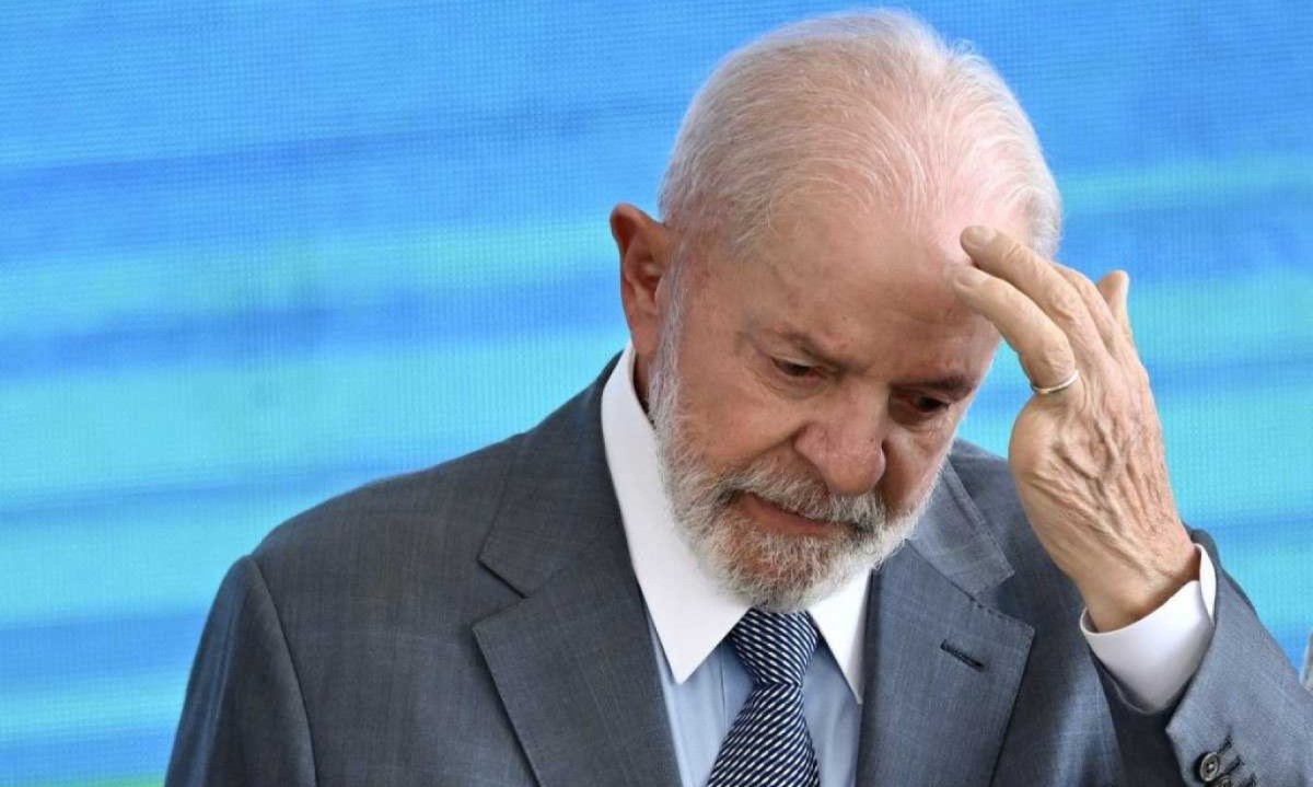 Lula coça a cabeça; desempenho do PT, partido do presidente da República, tem desempenho ruim na eleição -  (crédito: EVARISTO SA / AFP)