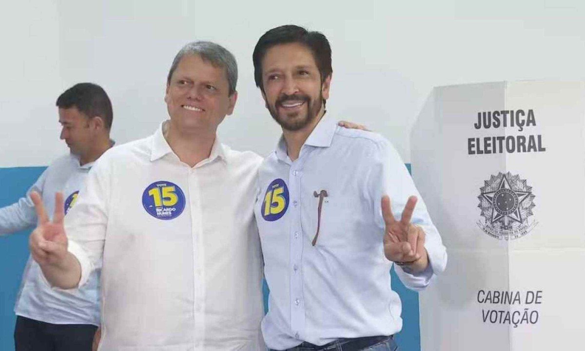 Ricardo Nunes vota na manhã deste domingo (27) ao lado do governador Tarcísio de Freitas 

 -  (crédito: TV Globo)