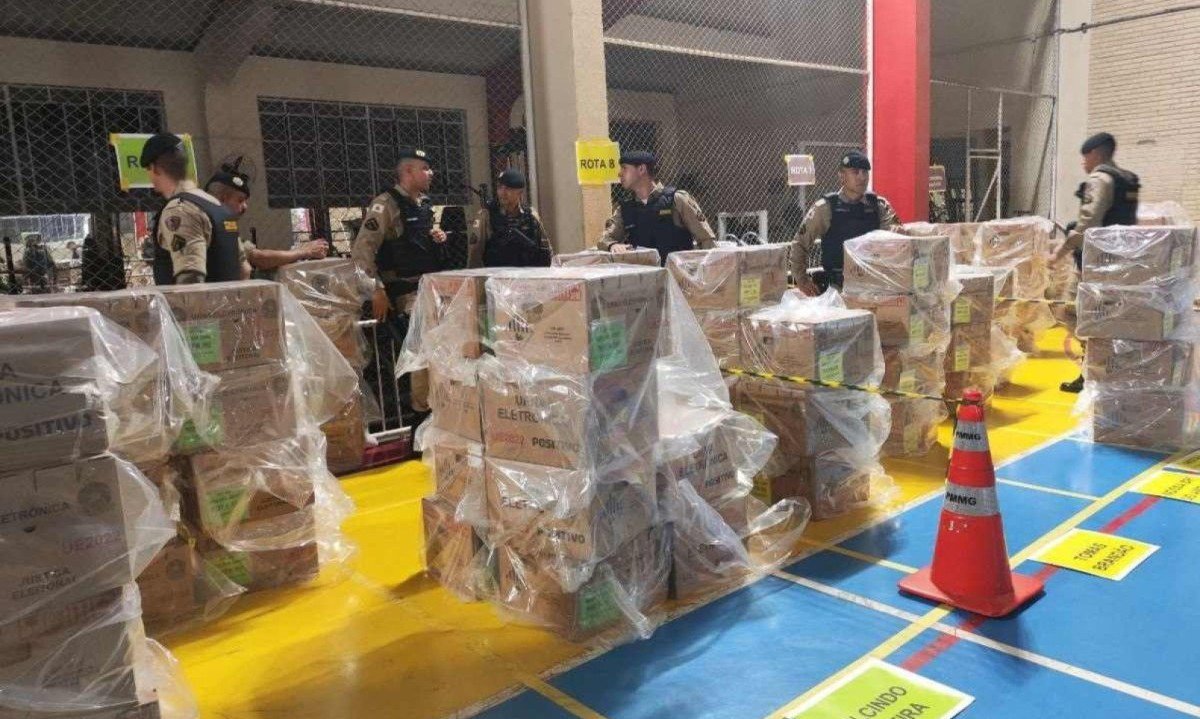 Policiais militares e as urnas eleitorais no ginásio da Academia da PM, no Prado, em BH -  (crédito: Divulgação/PMMG)