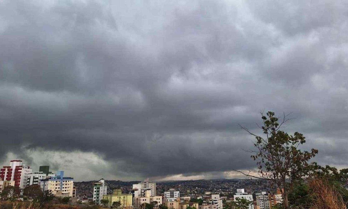 Nuvens de chuva se movimentando do Barreiro para a regional Pampulha
       -  (crédito: Marcos Vieira / EM / D.A Press)