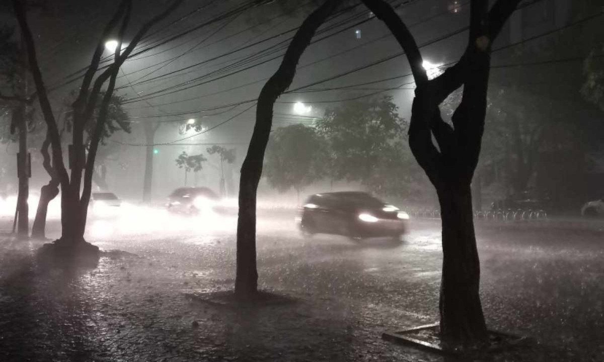 Temporal atingiu Belo Horizonte na noite deste sábado (26/10) -  (crédito: Alexandre Perez/EM/D.A Press)