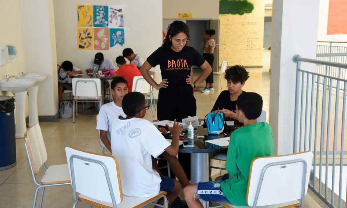 O projeto "Brota" recebe adolescentes de 17 escolas públicas municipais por meio de diferentes atividades lúdicas, que estimulam a criatividade, a gastronomia, a arte e mais -  (crédito: Gladyston Rodrigues/EM/D.A)