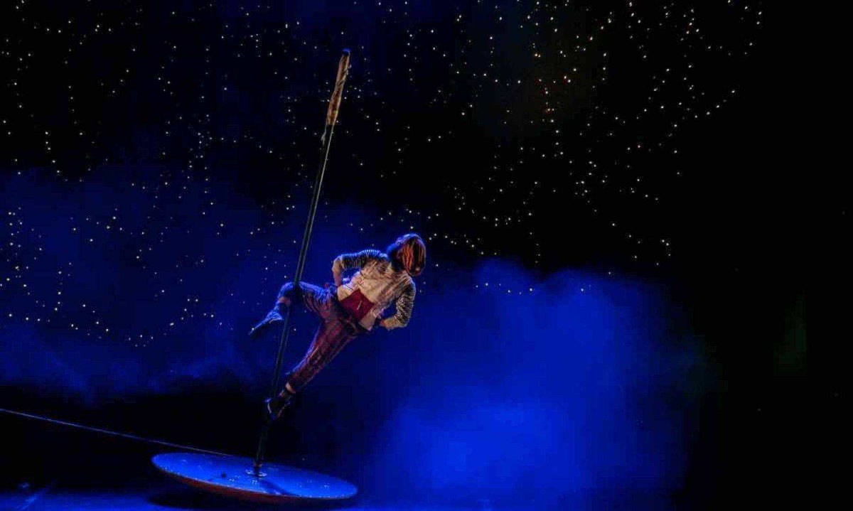 Paulistano, Thiago Andreuccetti ingressou no Cirque du Soleil em 2018 e fez a turnê "Amaluna" com a companhia canadense, PERÍODO EM QUE APRENDEU A TÉCNICA DO MASTRO CULBUTO, USADA EM SEU SOLO -  (crédito: Weslei Soares/Divulgação)