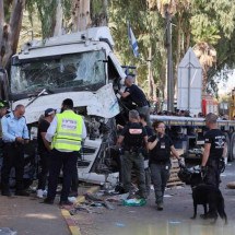 Caminhão avança contra ponto de ônibus em Israel, mata 1 e fere muitos - Jack GUEZ / AFP