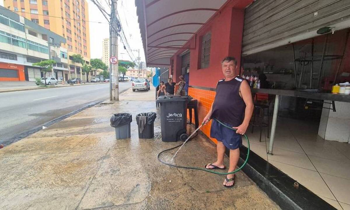 Comerciantes fazem limpeza e calculam prejuízos com alagamentos em BH - Jair Amaral/EM/D. A. Press