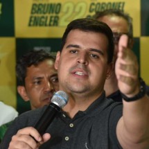 'Governo federal mantém Minas com a corda no pescoço', diz Engler