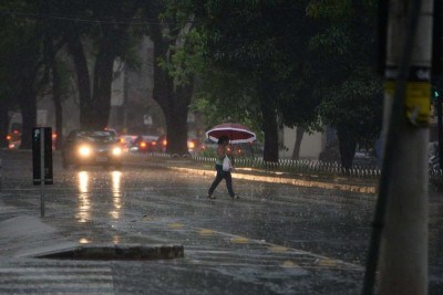 O alerta do Inmet define volume de chuvas de até 50 mm por dia -  (crédito:  Tulio Santos/EM/D.A.Press)