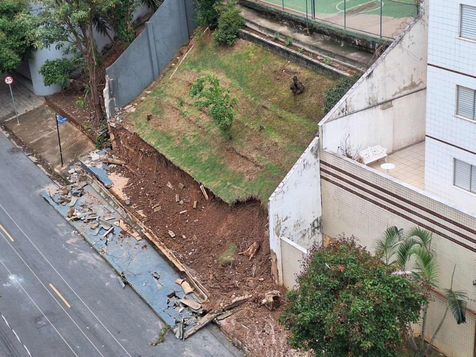 Chuva em BH: muro de área de lazer de prédio desaba no Buritis