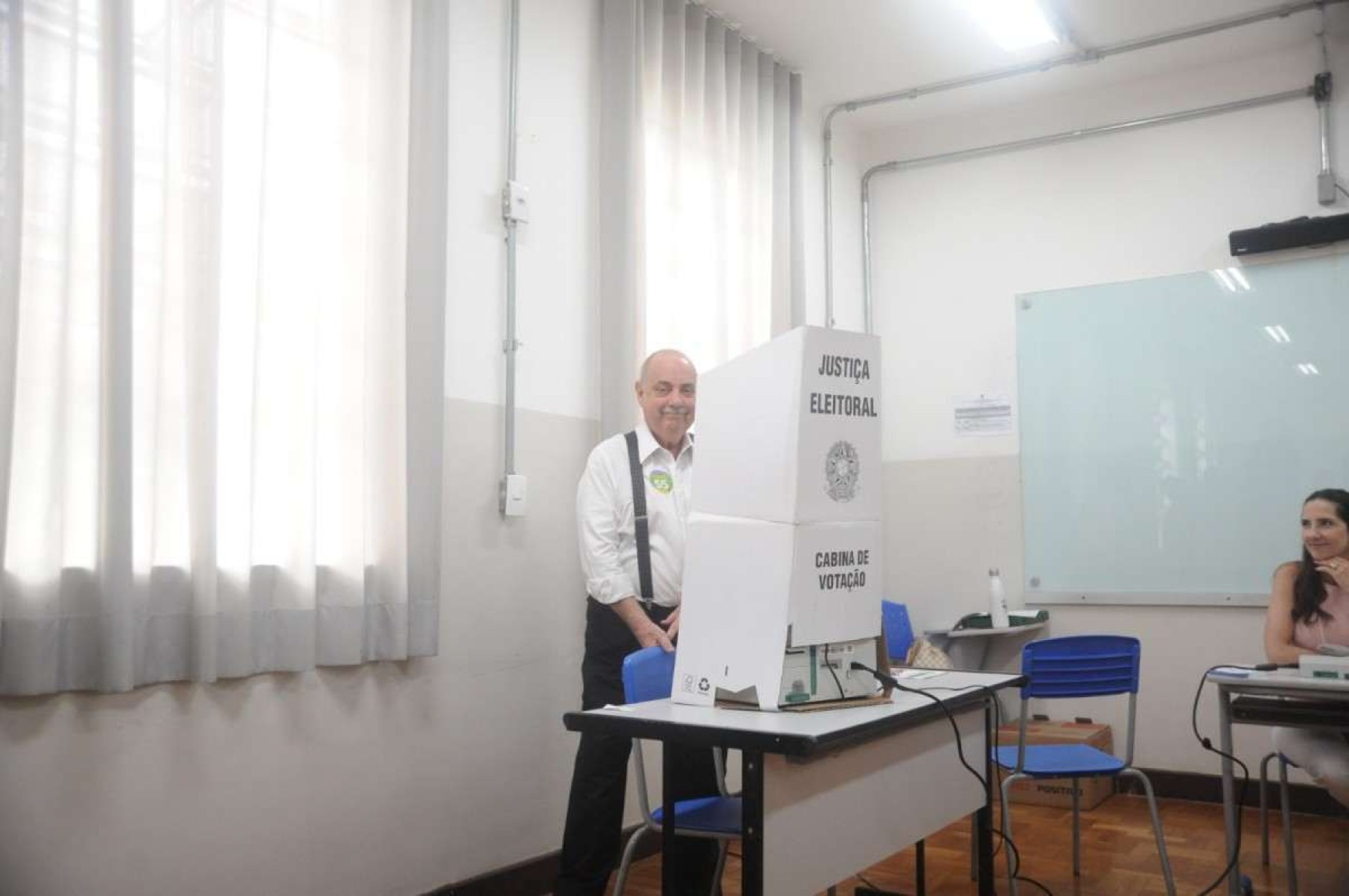 Fuad chega para votar cercado de apoiadores em colégio de BH