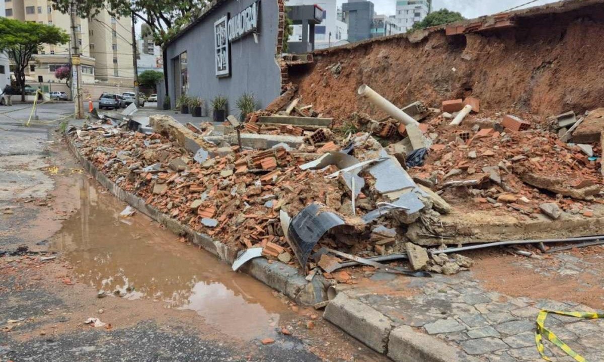 Muro de igreja desabou em cima de três carros durante a chuva desse sábado em (26/70) em BH -  (crédito: Jair Amaral/EM/D.A.Press)