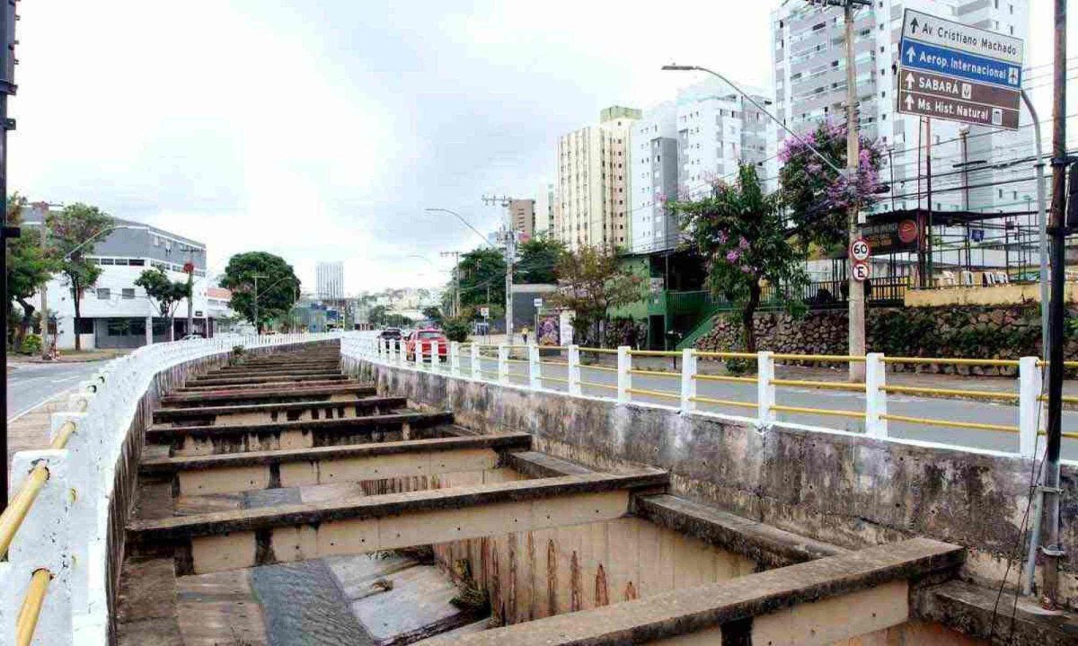 Com um córrego canalizado bem no meio da pista, a Avenida Bernardo Vasconcelos sofreu com as chuvas de sábado: prefeitura promete projeto de obras para o ano que vem -  (crédito: Jair Amaral/EM/D.A Press)