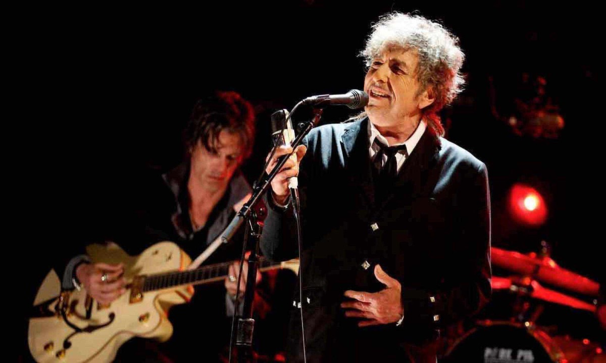 Bob Dylan durante show em Los Angeles, em 2012. O compositor norte-americano foi o vencedor do Nobel de Literatura em 2016 -  (crédito: Christopher Polk / GETTY IMAGES NORTH AMERICA / AFP)